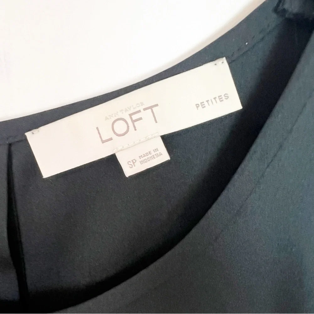 LOFT BLACK SILKY SLEEVELESS SCOOP NECK EXPOSED BUTTON BACK BLOUSE SMALL PETITE